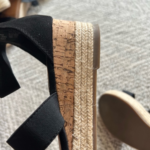 STEVE MADDEN BLACK PLATFORM SANDALS! - Picture 3 of 4